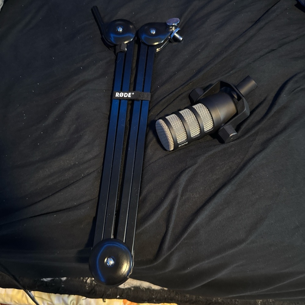 Black Rode podcast mic with stand